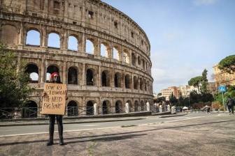 Roma invasa dai cartelli dedicati all'amore