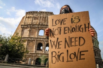 Roma invasa dai cartelli dedicati all'amore
