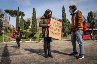 Roma invasa dai cartelli dedicati all'amore