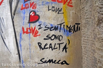 Viterbo - Il disegno in via dei Pellegrini che ritrae Santa Rosa