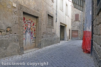 Viterbo - Il disegno in via dei Pellegrini che ritrae Santa Rosa