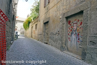 Viterbo - Il disegno in via dei Pellegrini che ritrae Santa Rosa
