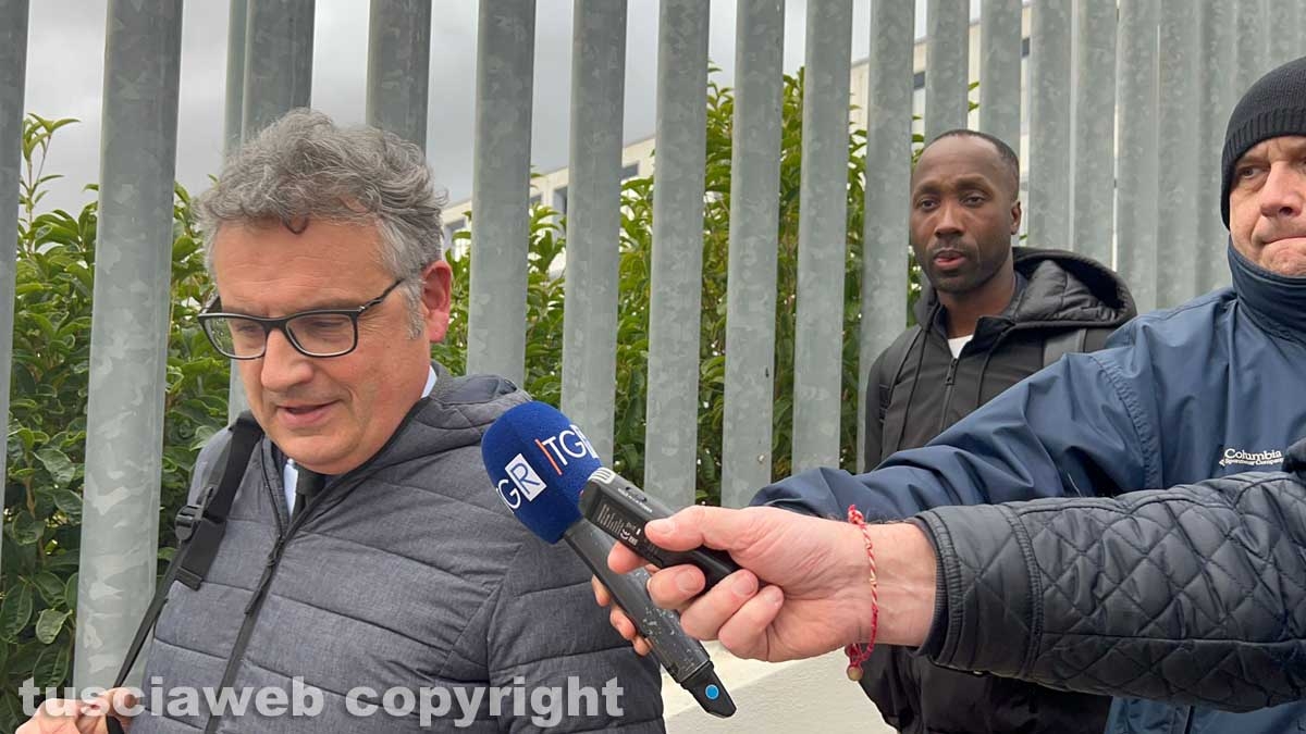 Rudy Guede con l'avvocato Carlo Mezzetti al tribunale di Viterbo