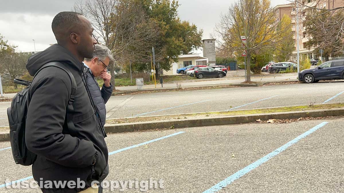 Rudy Guede con l'avvocato Carlo Mezzetti al tribunale di Viterbo