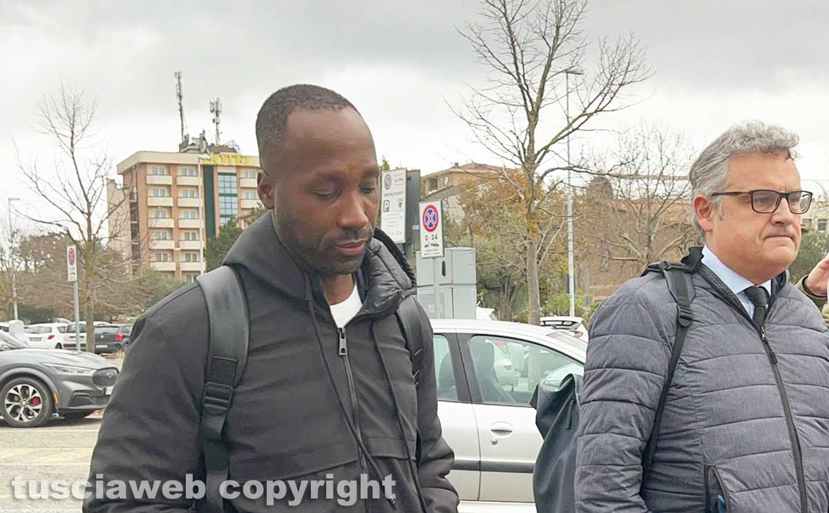 Rudy Guede con l'avvocato Carlo Mezzetti al tribunale di Viterbo