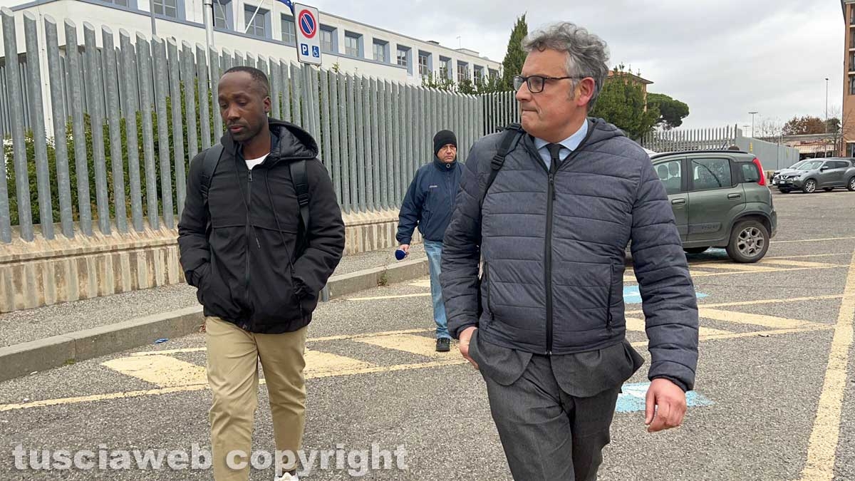 Rudy Guede con l'avvocato Carlo Mezzetti al tribunale di Viterbo