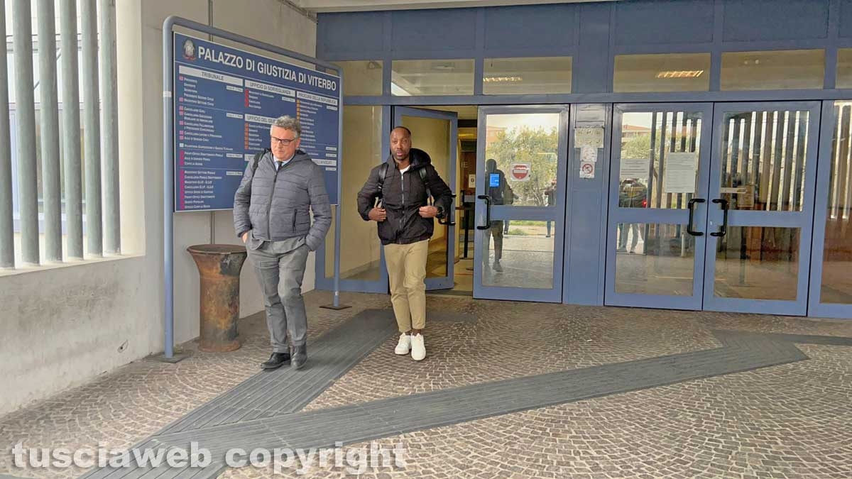 Rudy Guede con l'avvocato Carlo Mezzetti al tribunale di Viterbo
