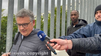 Rudy Guede con l'avvocato Carlo Mezzetti al tribunale di Viterbo