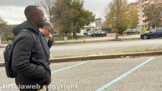 Rudy Guede con l'avvocato Carlo Mezzetti al tribunale di Viterbo