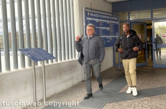 Rudy Guede con l'avvocato Carlo Mezzetti al tribunale di Viterbo