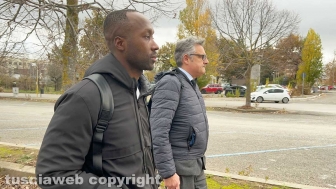 Rudy Guede con l'avvocato Carlo Mezzetti al tribunale di Viterbo