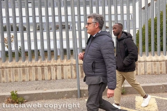 Rudy Guede con l'avvocato Carlo Mezzetti al tribunale di Viterbo