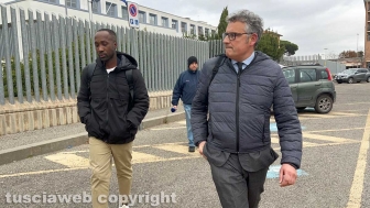 Rudy Guede con l'avvocato Carlo Mezzetti al tribunale di Viterbo