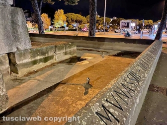 Viterbo - Piazza del Sacrario nel caos - La fontana senza acqua