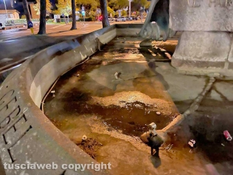 Viterbo - Piazza del Sacrario nel caos - La fontana senza acqua