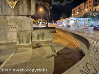 Viterbo - Piazza del Sacrario nel caos - La fontana senza acqua