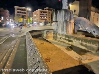Viterbo - Piazza del Sacrario nel caos - La fontana senza acqua