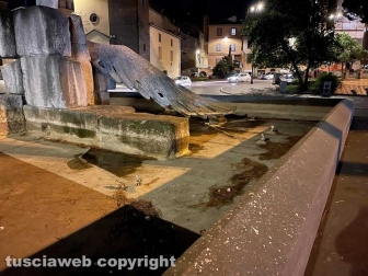 Viterbo - Piazza del Sacrario nel caos - La fontana senza acqua