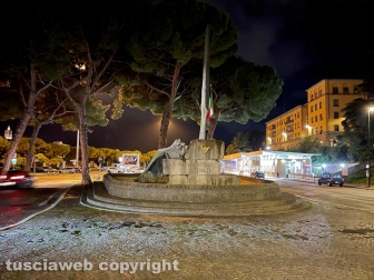 Viterbo - Piazza del Sacrario nel caos - La fontana senza acqua