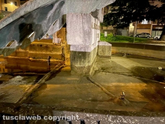 Viterbo - Piazza del Sacrario nel caos - La fontana senza acqua