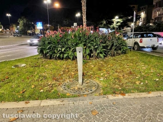 Viterbo - Piazza del Sacrario nel caos - La fontanella senza acqua