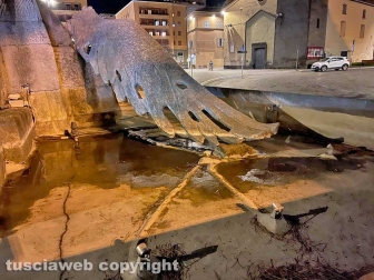 Viterbo - Piazza del Sacrario nel caos - La fontana senza acqua