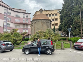 Viterbo - Abbattuta una colonnina della chiesa di Santa Maria della peste
