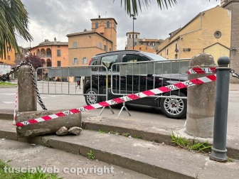 Viterbo - Abbattuta una colonnina della chiesa di Santa Maria della peste