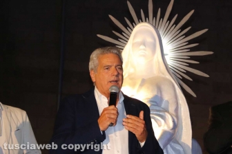 Giovanni Arena e con la statua di santa Rosa