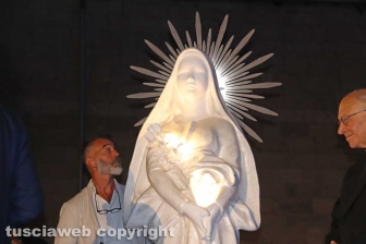 Raffaele Ascenzi accanto alla statua di santa Rosa