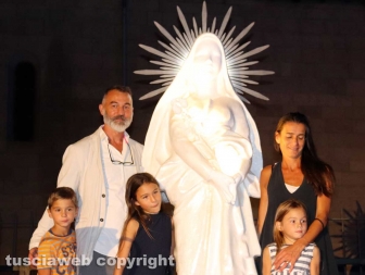 La famiglia Ascenzi con la statua di santa Rosa