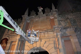 VIncenzo Fiorillo e Giovanni Arena salgono sopra porta Romana