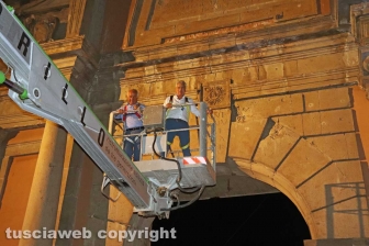 VIncenzo Fiorillo e Giovanni Arena salgono sopra porta Romana