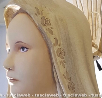 Gloria - La statua di santa Rosa dipinta