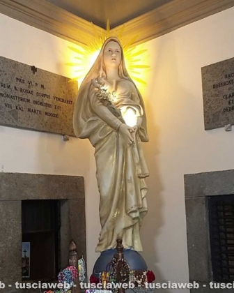 Gloria - La statua di santa Rosa dipinta