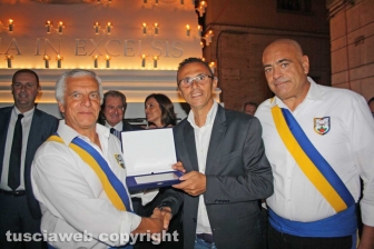 Andrea Belli consegna targa a Rossi e Mecarini