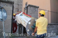 Marini e Contardo trasportano la statua