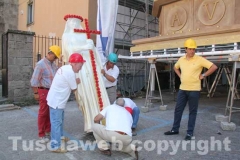 Gli operai con la statua