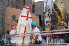 Gli operai caricano la statua sul carrello elevatore