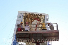 Contardo, Cesarini e Marini sul carrello elevatore con la statua