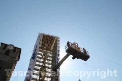 Gli operai caricano la statua sul carrello elevatore