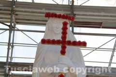 La statua della Santa in cima alla Macchina