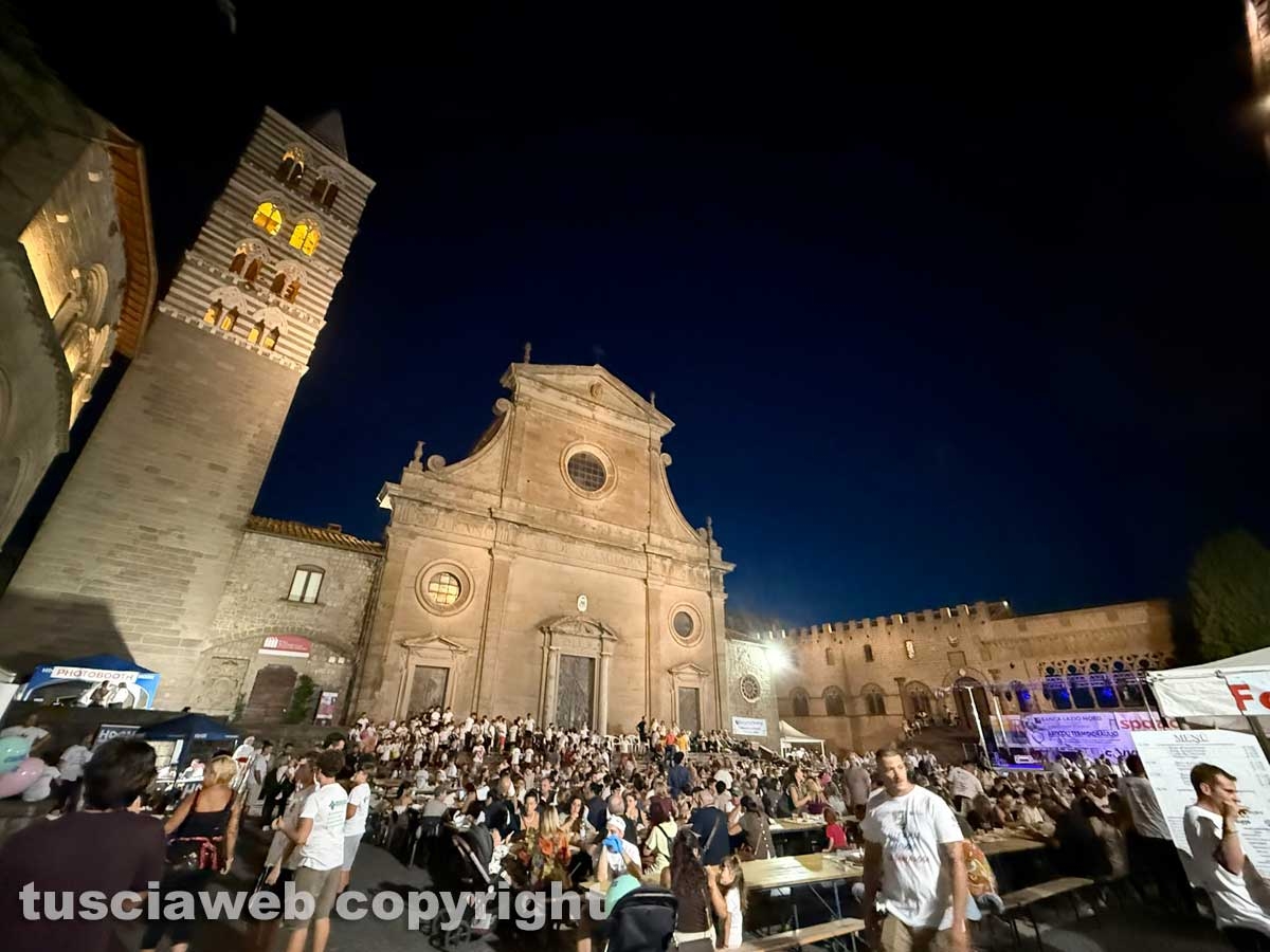 Viterbo - Santa Rosa - La cena dei facchini a piazza San Lorenzo