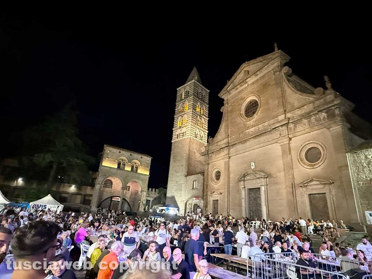 Viterbo - Santa Rosa - La cena dei facchini a piazza San Lorenzo