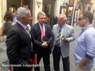La presentazione del trasporto della macchina di Santa Rosa a Roma - Fermento in via Frattina, prima di cominciare - Massimo Mecarini, Marcello Meroi e Vincenzo Fiorillo