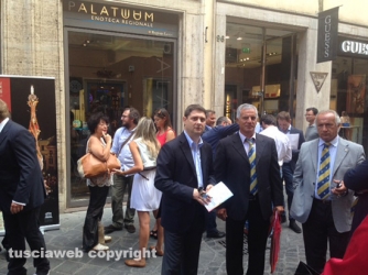 La presentazione del trasporto della macchina di Santa Rosa a Roma - Fermento in via Frattina, prima di cominciare - Alessandro Mazzoli, Massimo Mecarini e Vincenzo Fiorillo