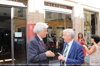 La presentazione del trasporto della macchina di Santa Rosa a Roma - Fermento in via Frattina, prima di cominciare