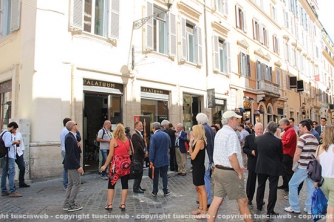 La presentazione del trasporto della macchina di Santa Rosa a Roma - Fermento in via Frattina, prima di cominciare