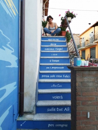 Sant'Angelo di Roccalvecce - Simona-Selvetti e il murales Vieni con me dove nascono i sogni