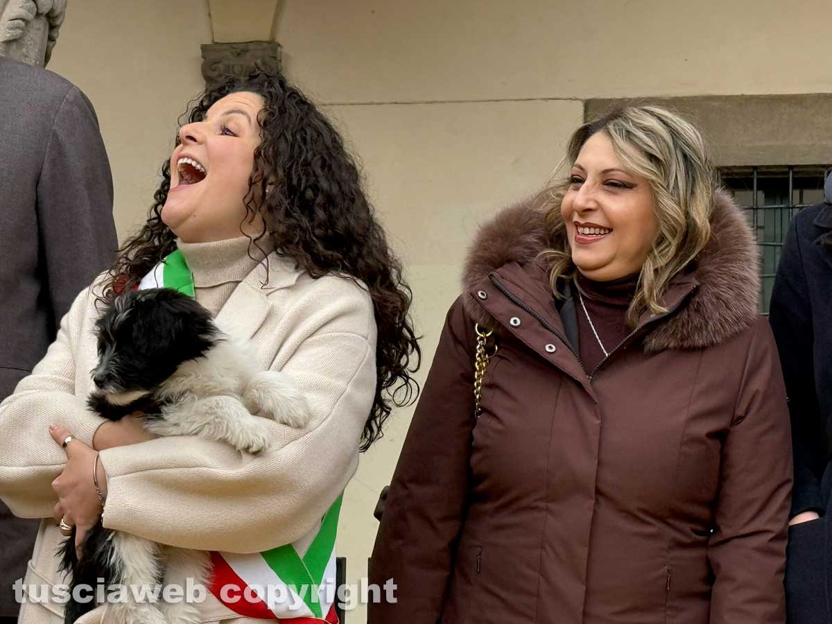 Viterbo - Piazza del Comune - Sant’Antonio abate - La benedizione degli animali - L'ilare sindaca Chiara Frontini a sinistra